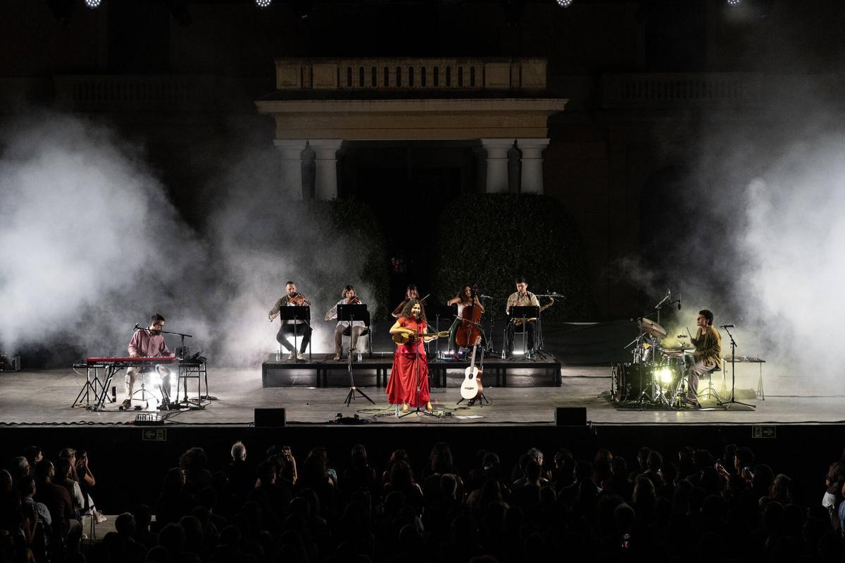 Silvana Estrada cautiva a Les Nits Occident