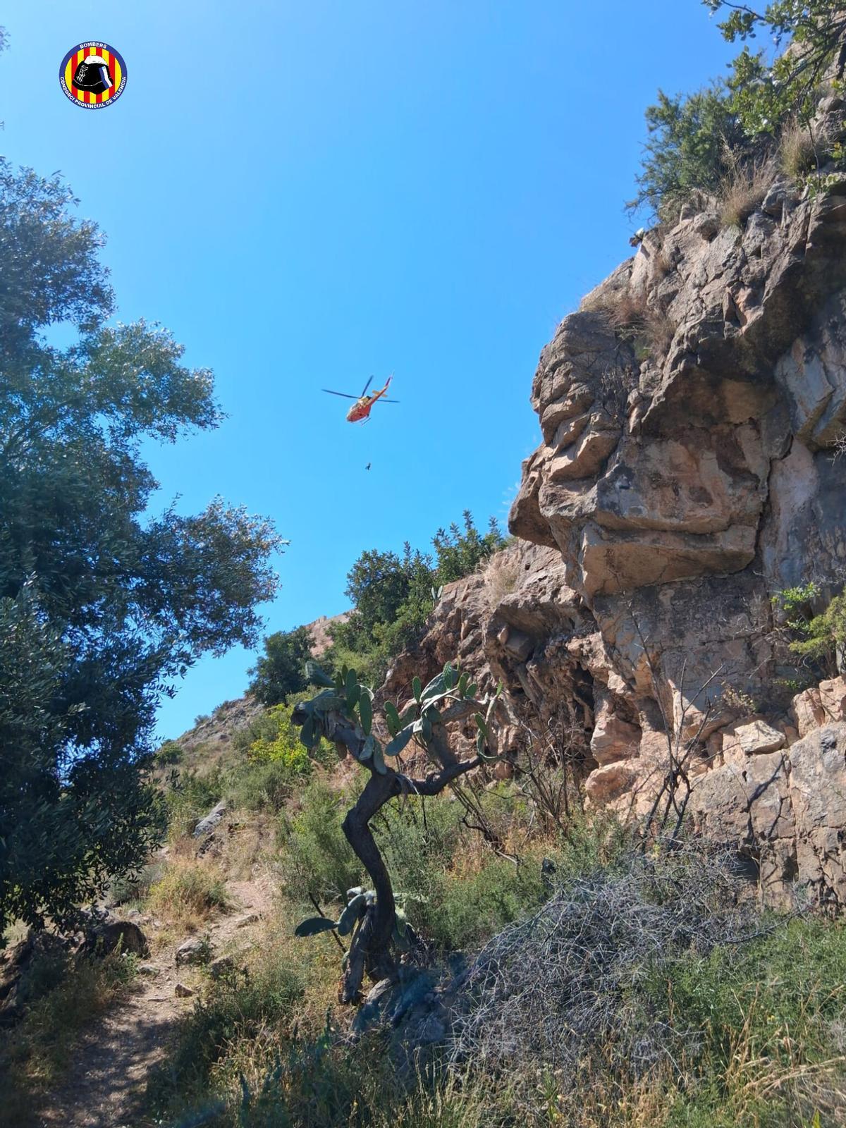 Una imagen del helicóptero, en la zona donde se ha encontrado el cuerpo.