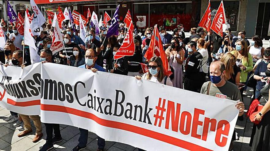 Protesta de los trabajadores contra el ERE, ayer en Vigo. |  // FDV