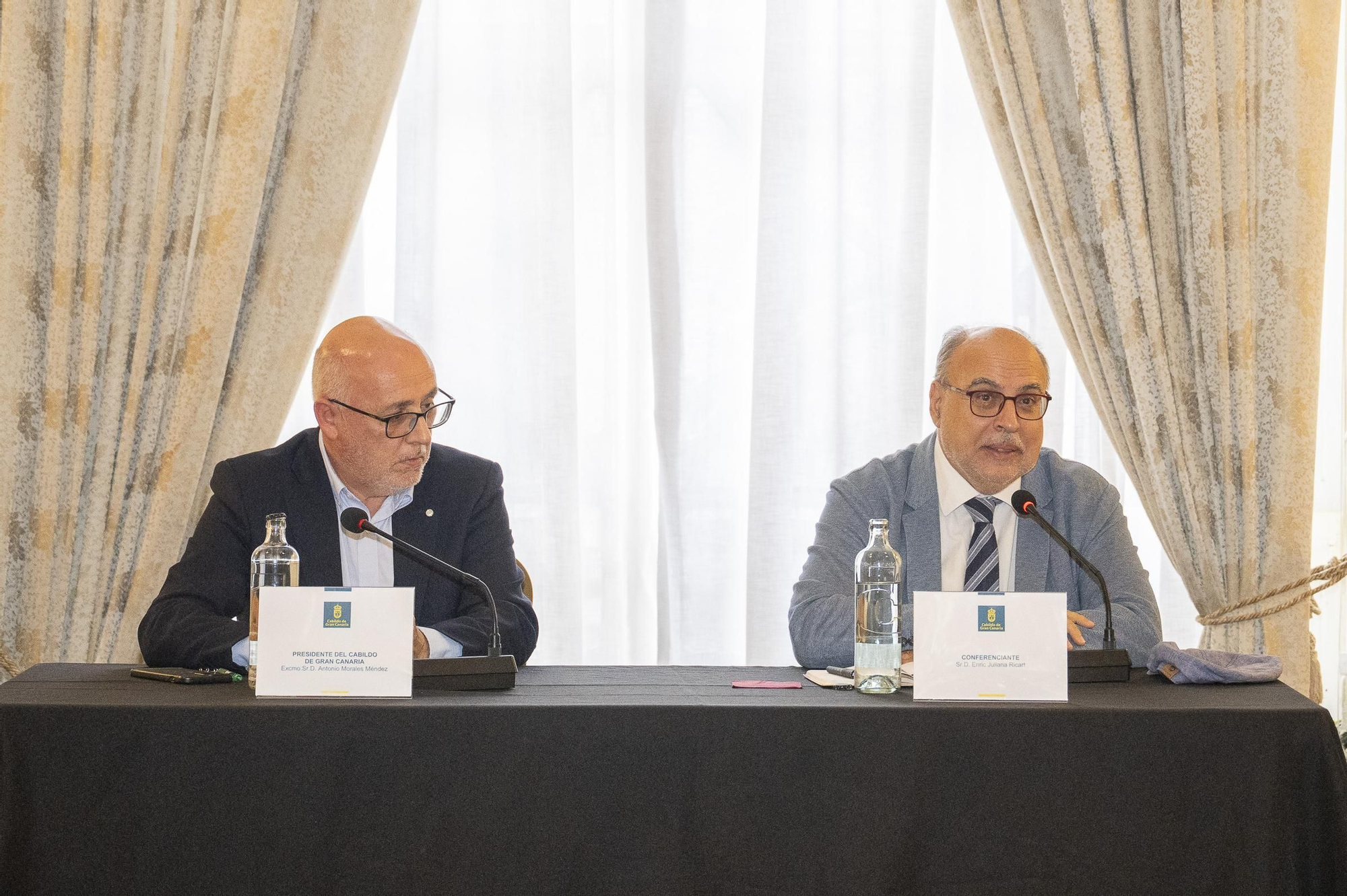 Ciclo 'Democracia y totalitarismo' en el Salón Dorado del Gabinete Literario