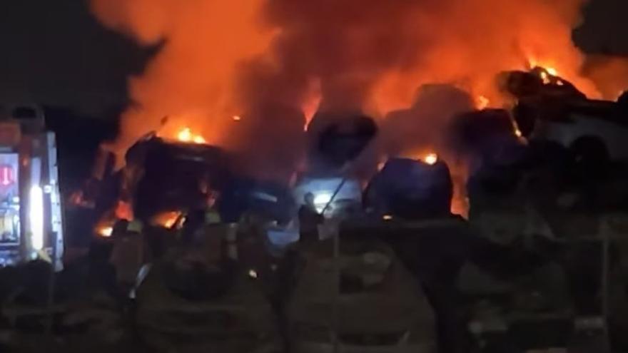 Vídeo: Incendio en una campa de coches en Catarroja