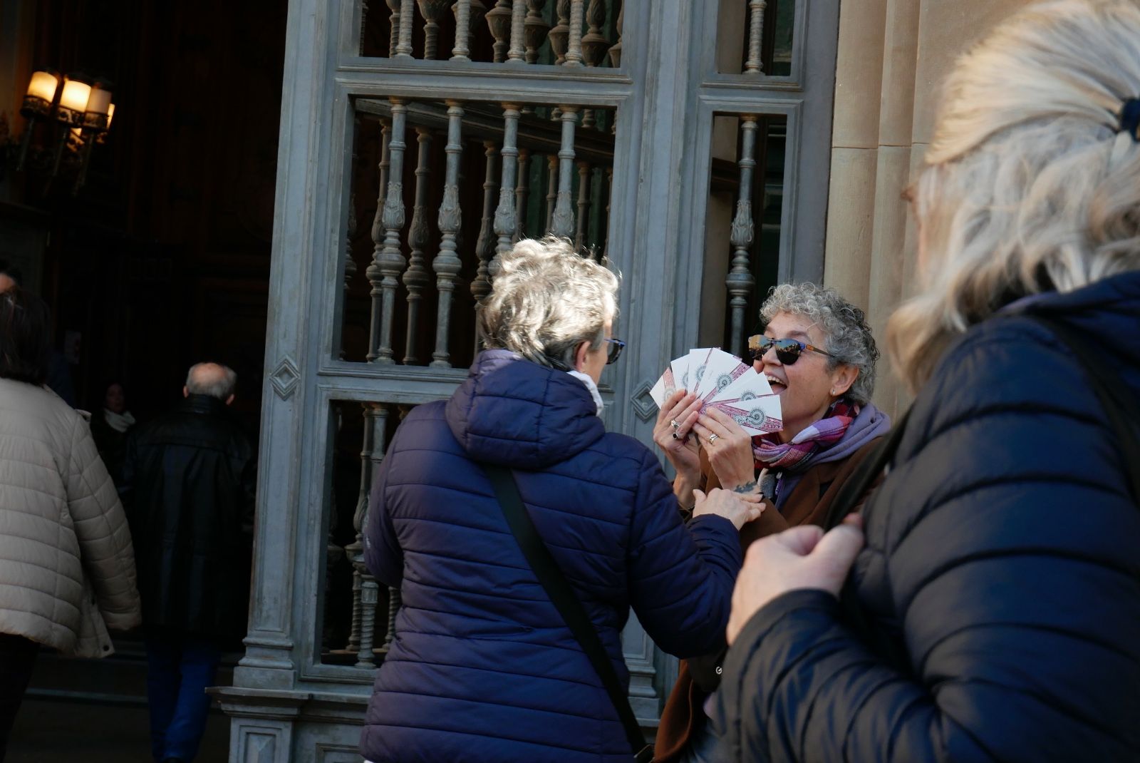 En imágenes | La fiebre por las medidas 'cachirulo' de la Virgen deja una larga fila en la Plaza del Pilar