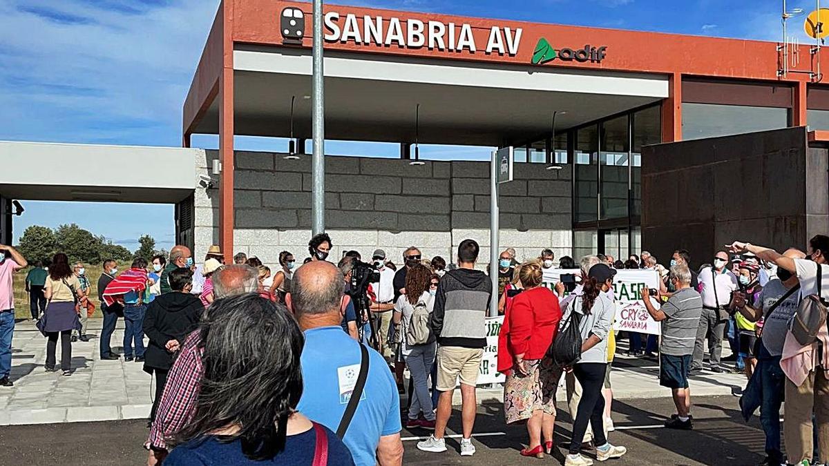 Personas concentradas ayer por la tarde en las inmediaciones de la estación del AVE en Otero de Sanabria. | Cedida