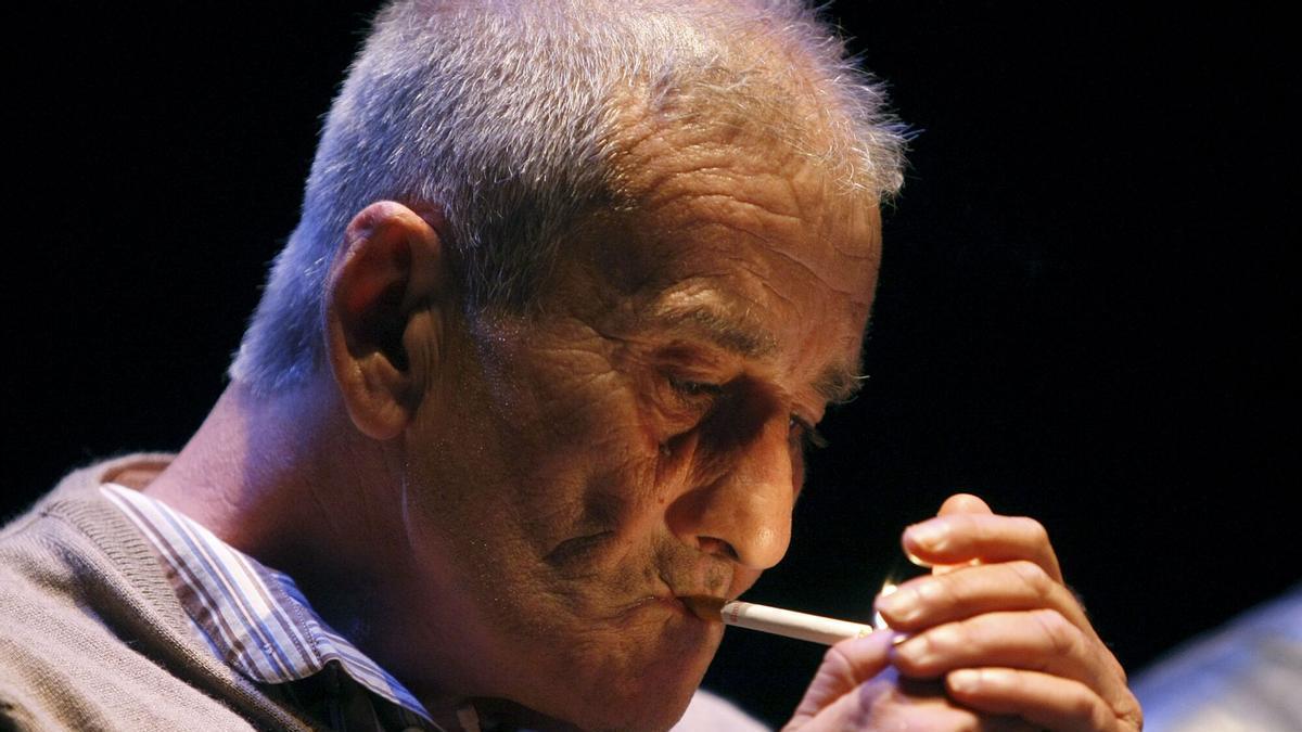 El escritor Leopoldo María Panero, enciende un cigarrillo durante durante la presentación del denominado "Festival Eñe", una actividad en la que, junto a más de setenta escritores, músicos, artistas plásticos y actores, convertirán el Círculo de Bellas Artes de Madrid en una fiesta de la palabra en castellano, en una defensa de la escritura con la letra ñ. EFE/Fernando Alvarado