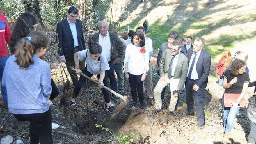 Autoridades y alumnos, ayer en la plantación en el monte de Cepeda.