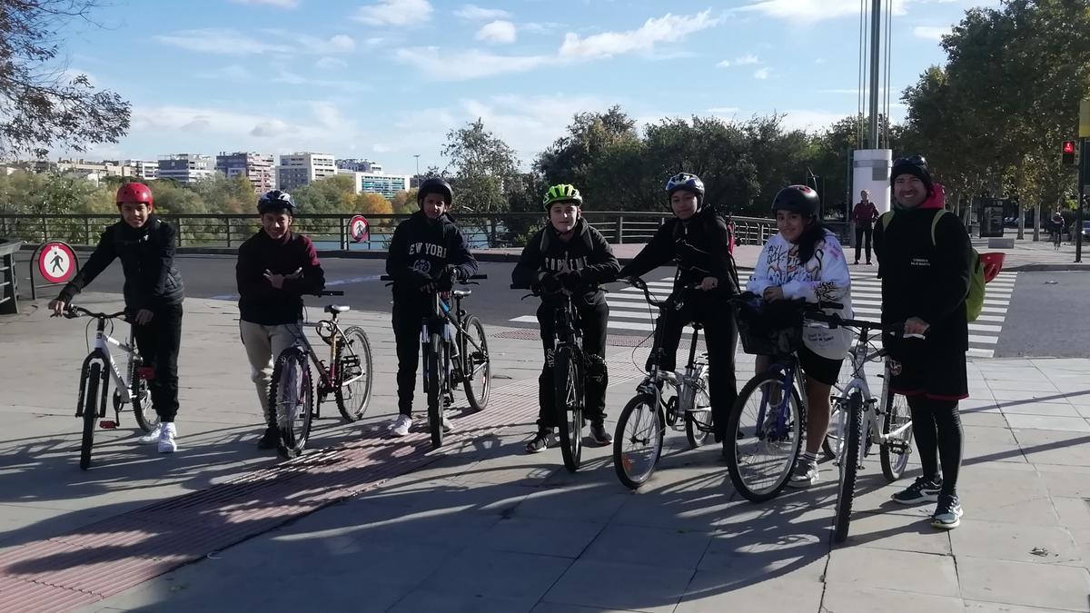 Un grupo de alumnos acompañados por su profesor disfrutaron de la jornada de deporte al aire libre.