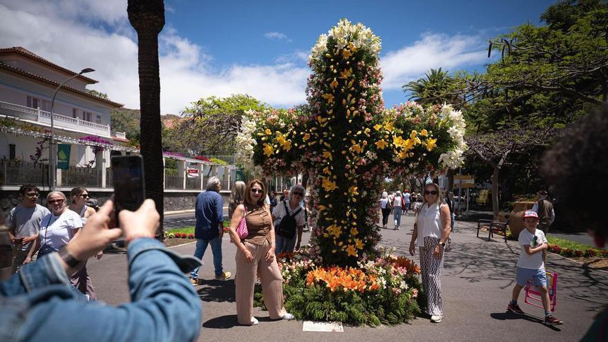 Santa Cruz brilla y la multitud disfruta de las cruces en La Rambla