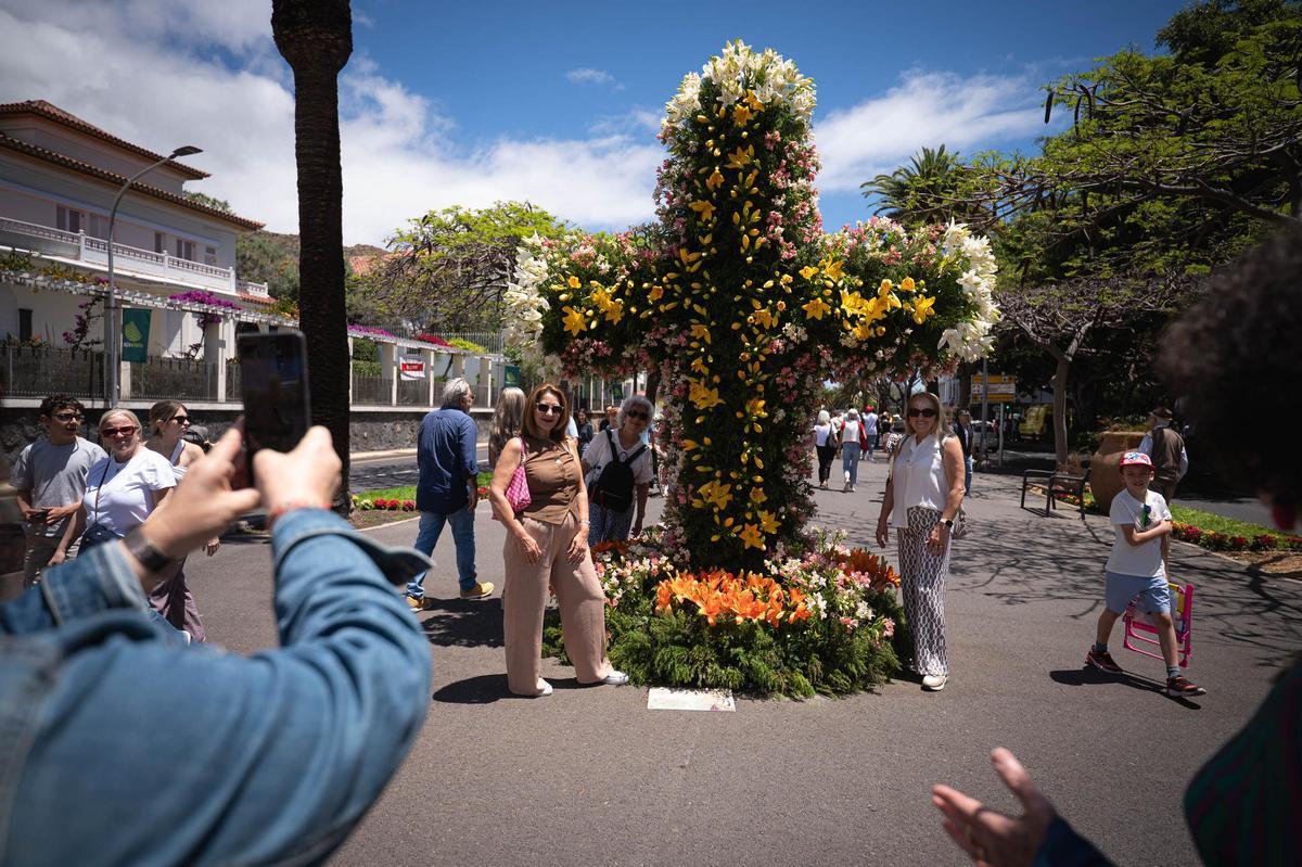 Santa Cruz se llena de color celebrando su día