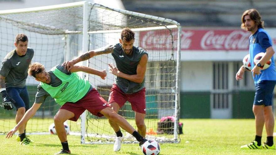 Luismi observa el entrenamiento de varios de sus jugadores.  // Gustavo Santos