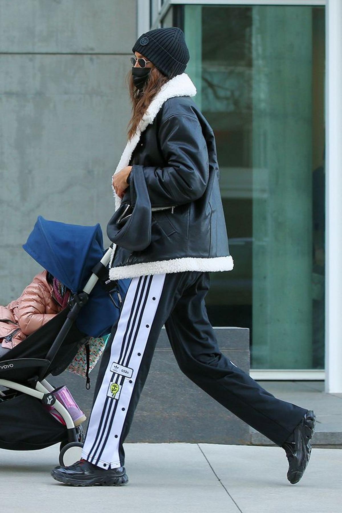 Irina Shayk con pantalones de corchetes Adidas