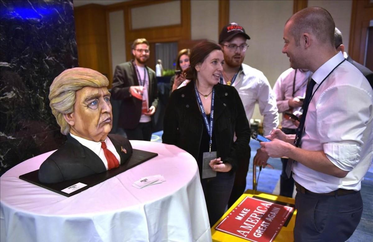 Periodistes davant d’un pastís amb la imatge del candidat presidencial republicà, Donald Trump, al New York Hilton Midtown, a Nova York.