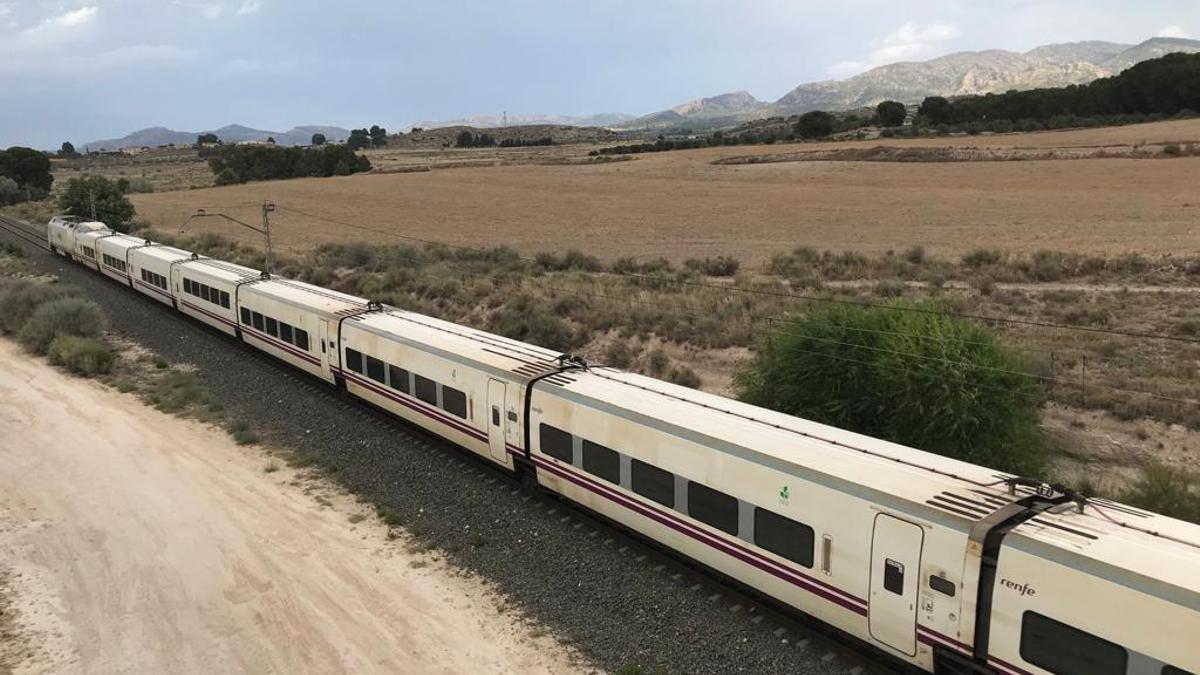 Uno de los trenes que cubren el trayecto Alicante-Villena a su paso por Sax.