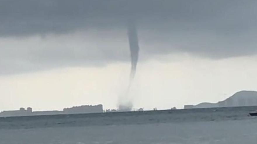 Una manga marina sorprende en Los Alcázares durante el episodio de lluvias intensas en la Región