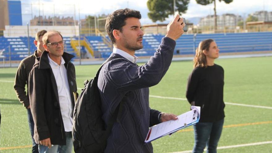 Pablo Bisbal, de la RFEF, el lunes tomando notas en el Polideportivo de Sant Joan, acompañado, entre otros, por el presidente del Intercity Salvador Martí.