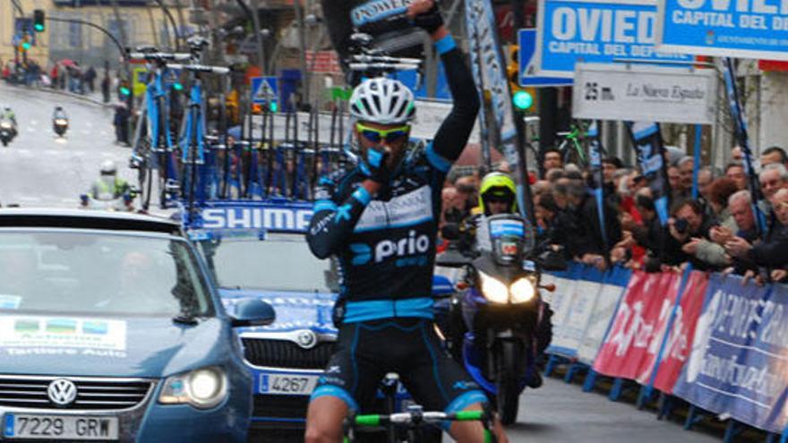 Alejandro Marque entrando en meta.