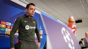 Xavi, antes de iniciar la rueda de prensa este lunes en Hamburgo