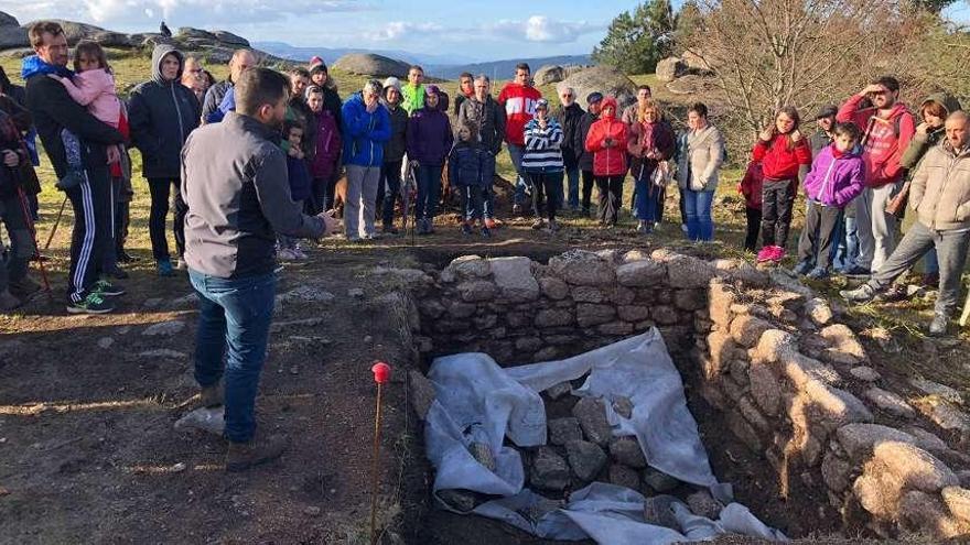 Decenas de personas, guiadas por los investigadores, visitaron el lugar tras la excavación. // D. P.