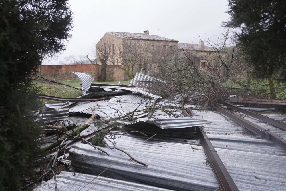 Un tornado deixa danys en cases, naus i vehicles a Cistella