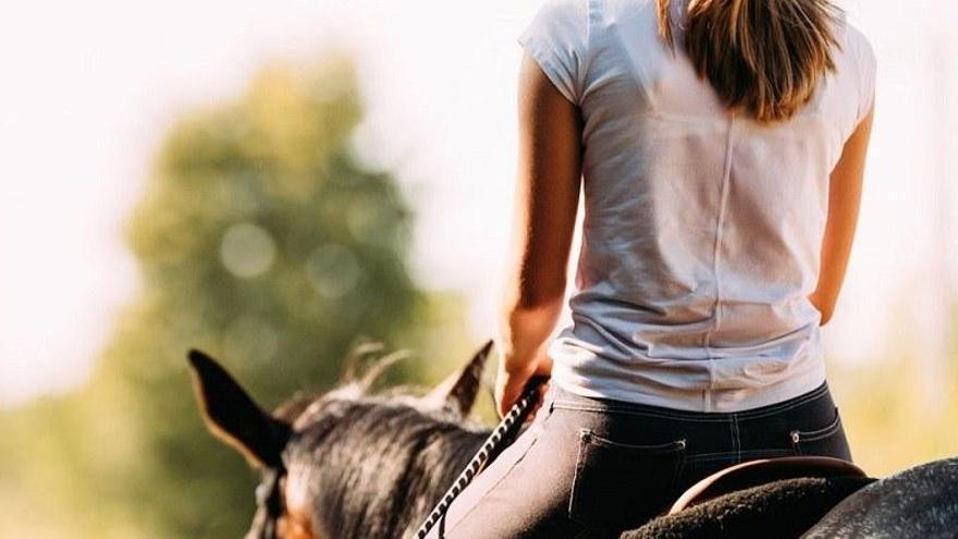 Montánchez te ofrece la oportunidad de aprender a montar a caballo este verano en un entorno rural inimitable