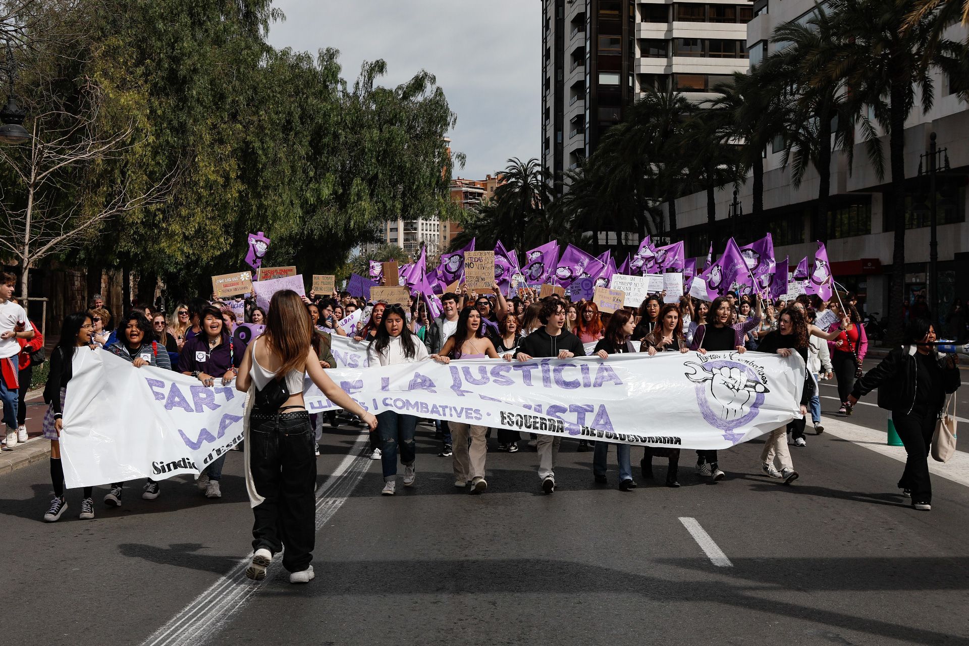 Las estudiantes toman las calles de València en el 8M