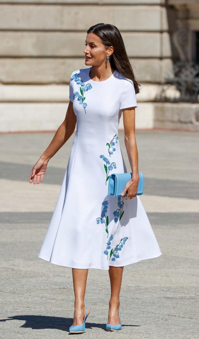 La reina Letizia con vestido blanco de flores azules de Carolina Herrera