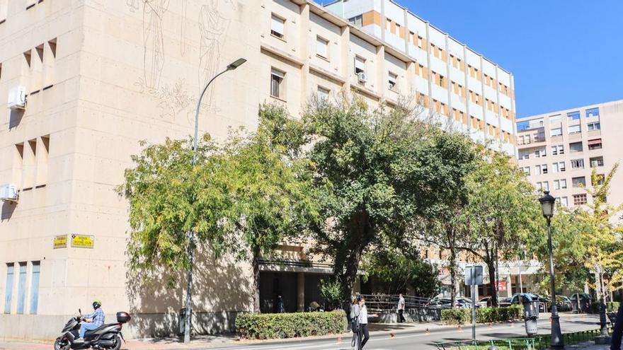 Fachada del edificio de los juzgados de Badajoz, en la avenida de Colón.