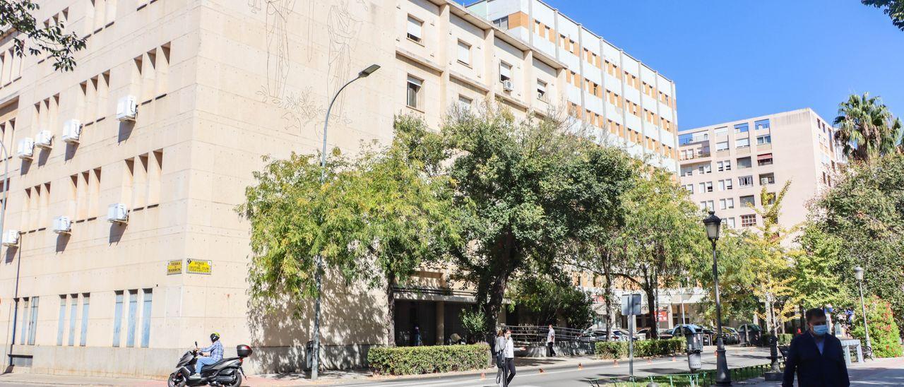 Fachada del edificio de los juzgados de Badajoz, en la avenida de Colón.