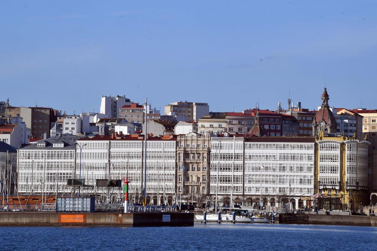 Vista de La Marina en un día soleado.