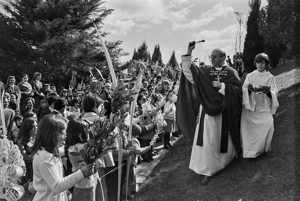 El bisbe Jaume Camprodon beneint palmes, palmons i rams de llorer al passeig Arqueològic de Girona, el Diumenge de Rams de l’any 1975.