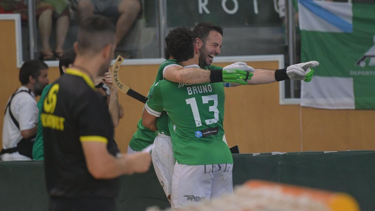 Dava Torres y Bruno Saavedra celebran un gol frente al Igualada.