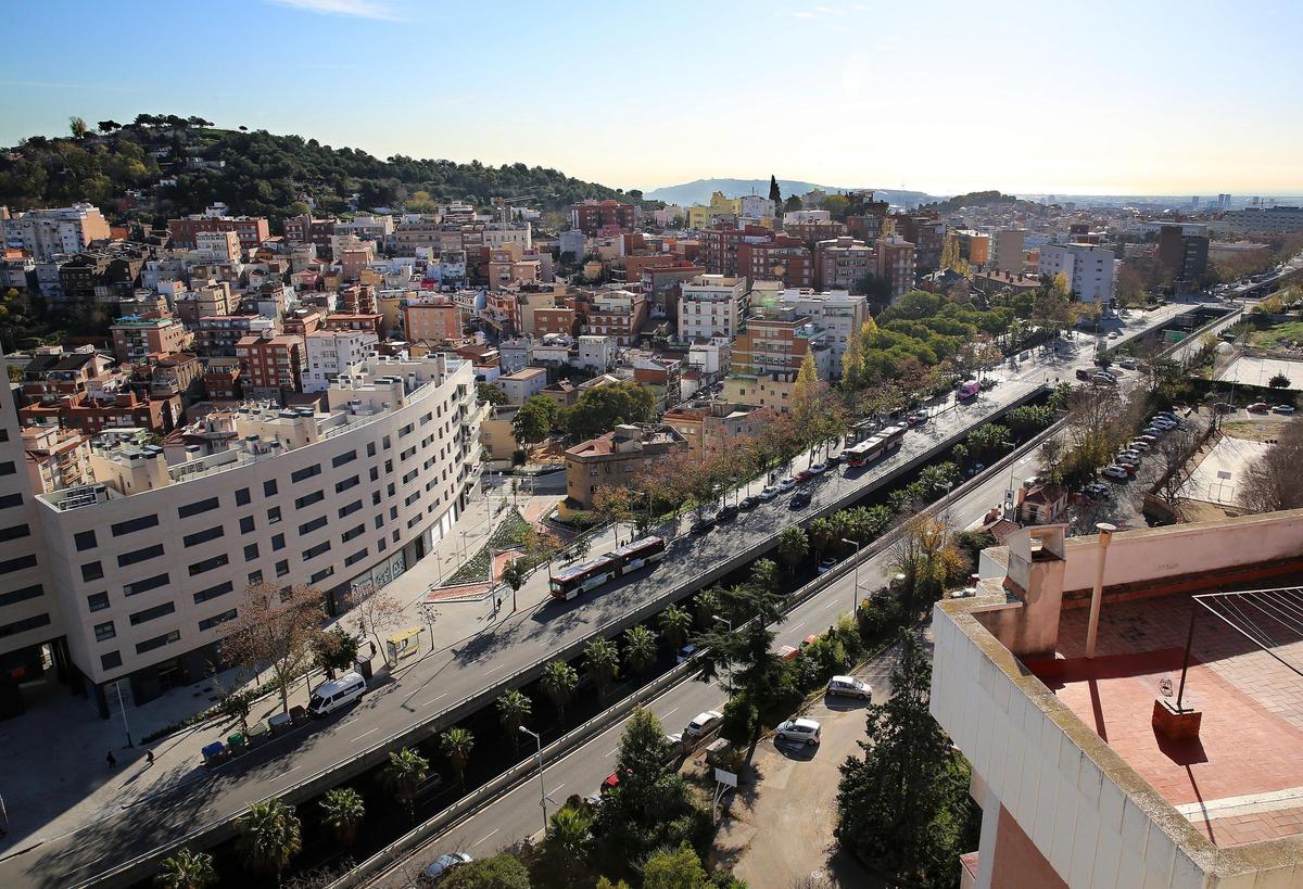 La ronda de Dalt, a su paso entre los barrios de Sant Genís dels Agudells y la Teixonera, en Barcelona.