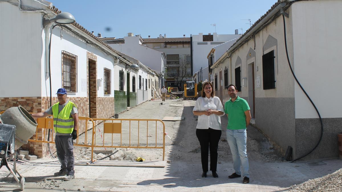 La alcaldesa, Cristina Piernagorda, junto con el concejal Juan José Castro, visitan las obras.