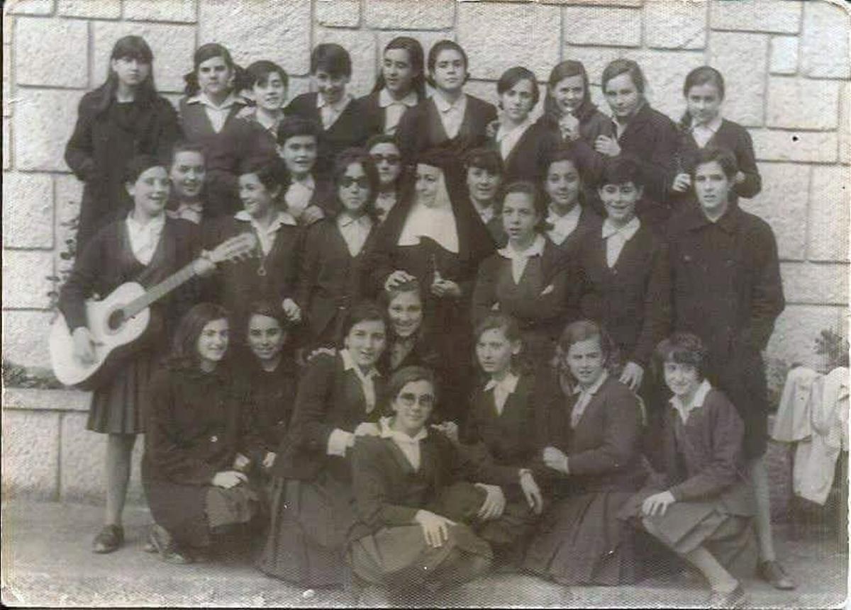 Imagen antigua de alumnos de las Carmelitas de Cáceres. Imagen antigua de alumnos de las Carmelitas de Cáceres.