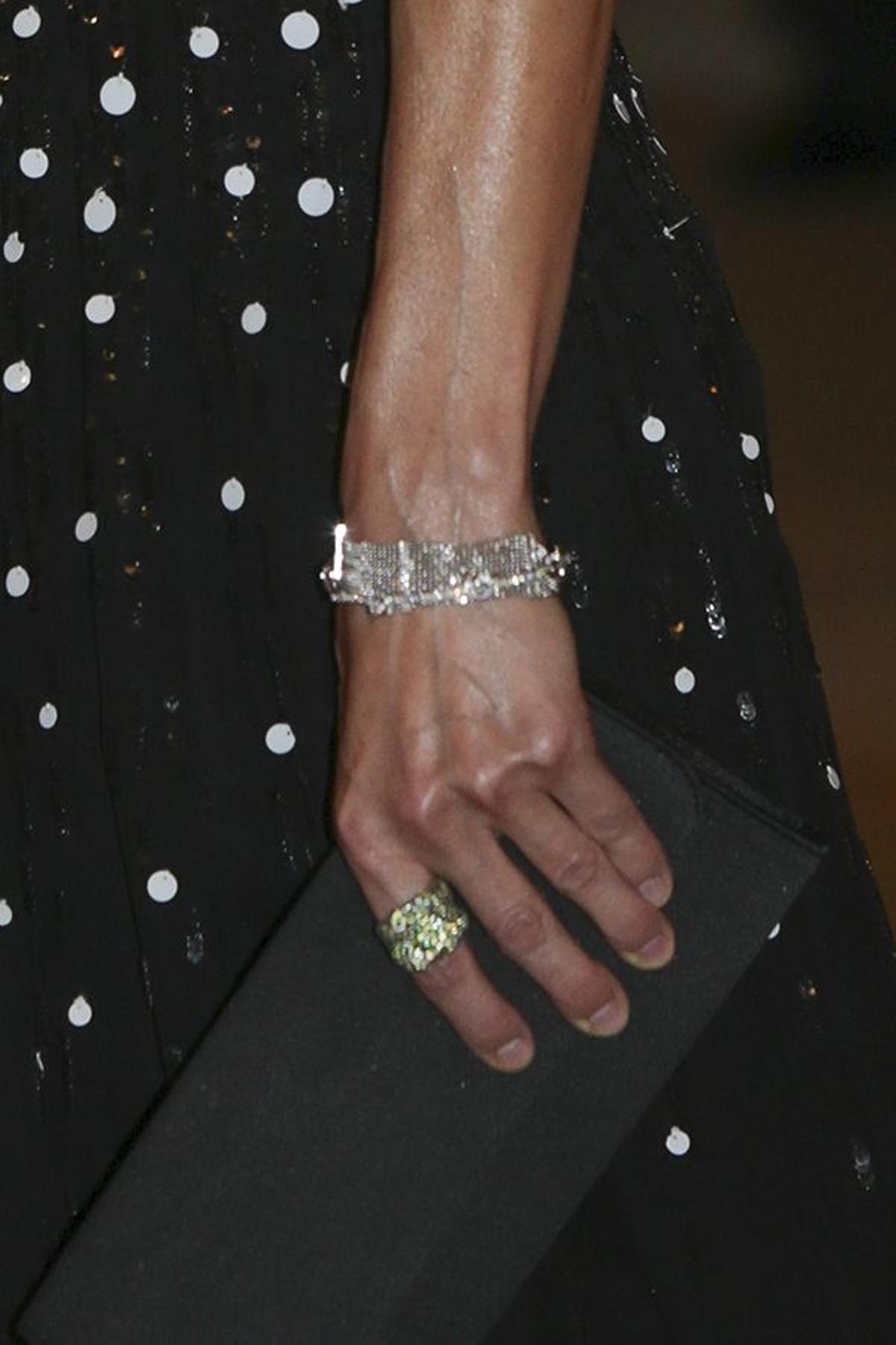 Un detalle de la pulsera y el anillo que lució Letizia Ortiz