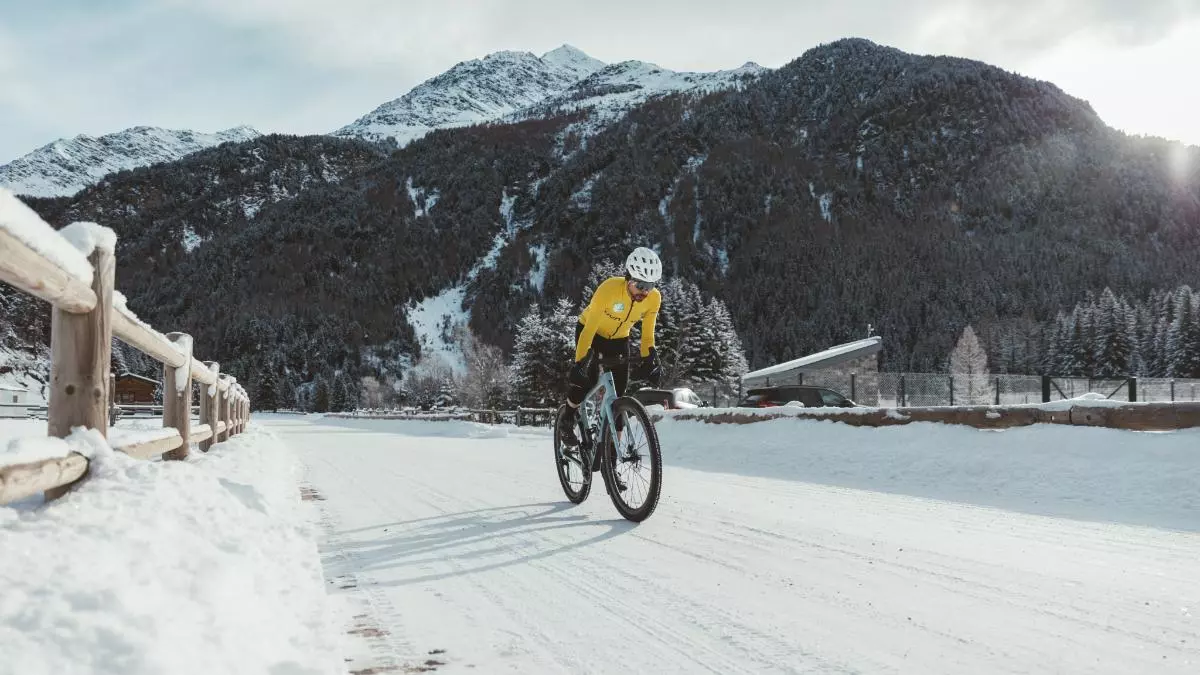 Omar di Felice, el hombre que ha cruzado el Himalaya en bici