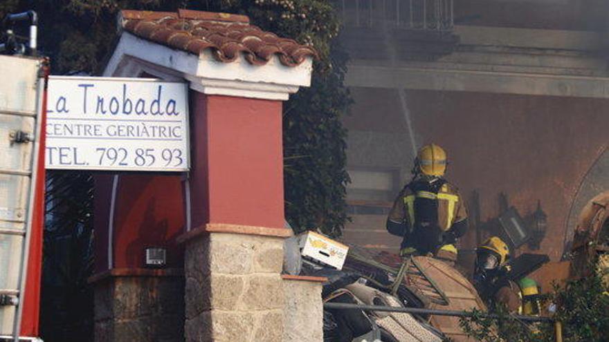 Bombers treballant durant l&#039;extinció de l&#039;incendi.