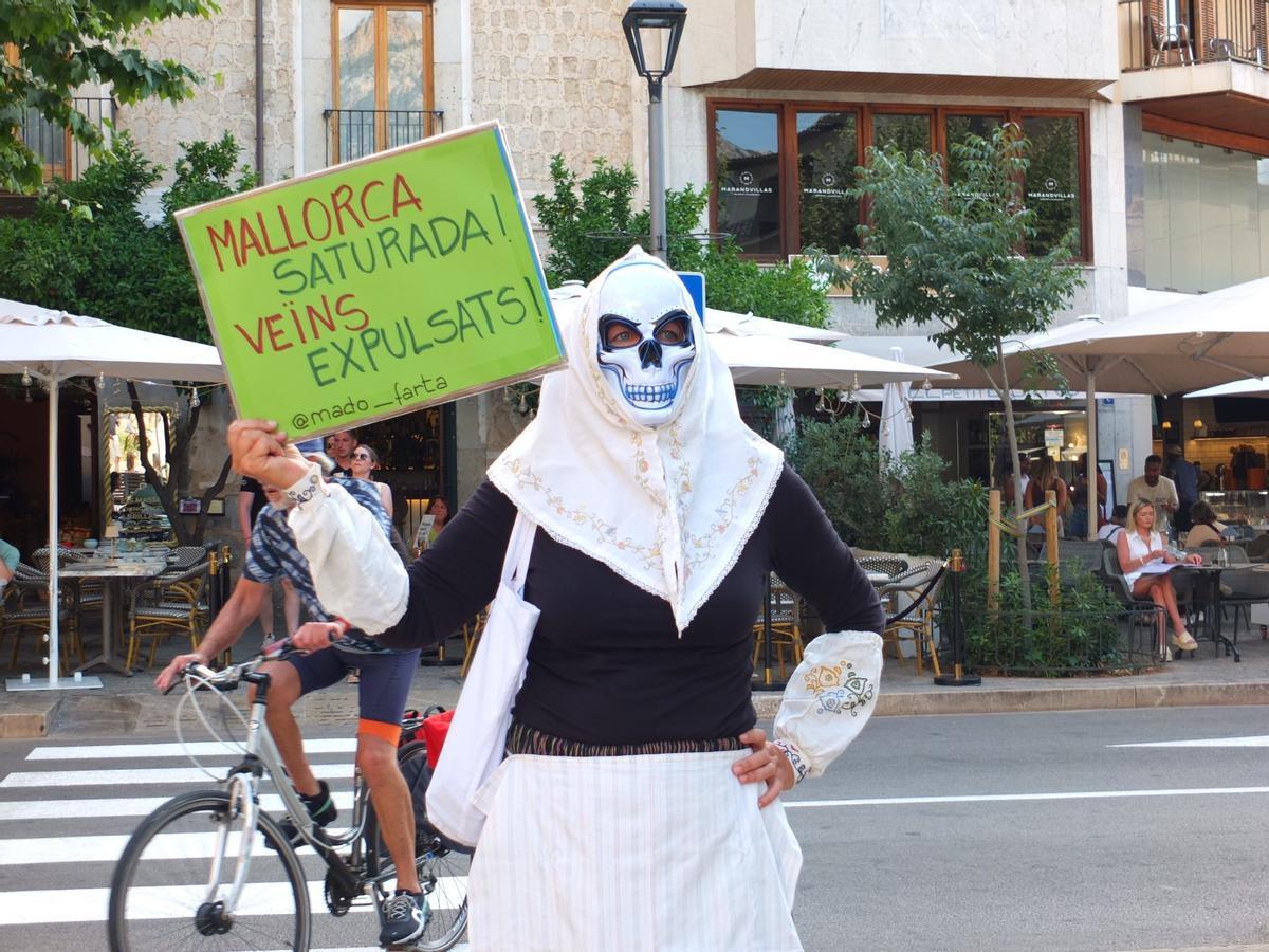 Madó Farta, l'activista darrere la pagesa-calavera: «Els turistes no són l’enemic; són una conseqüència d’un model»