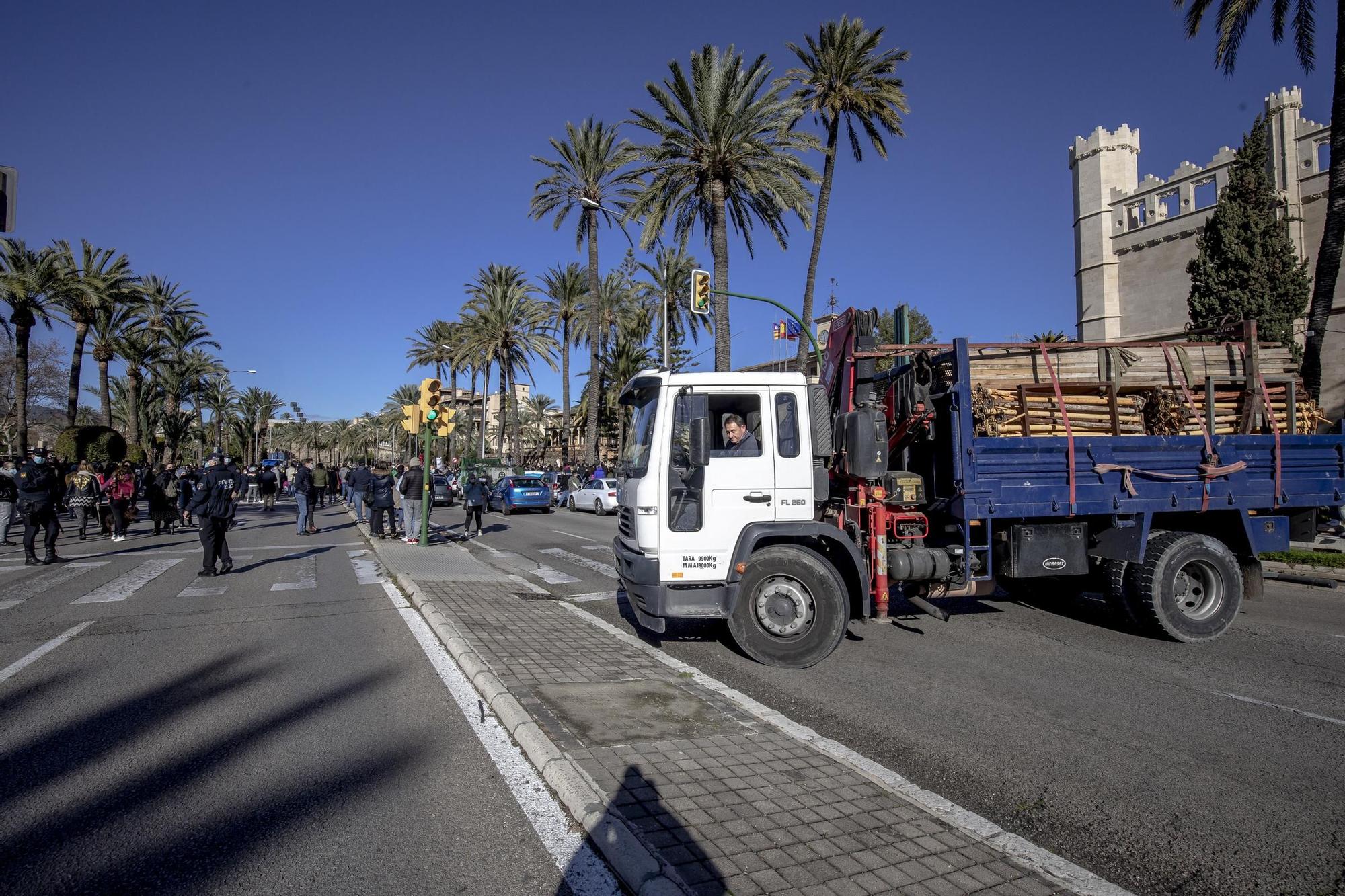 Un millar de restauradores cortan las Avenidas en su protesta ilegal por las restricciones