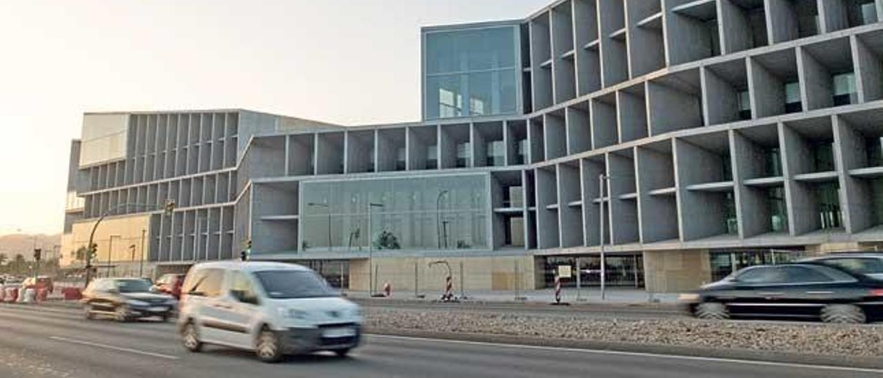 Imagen de la fachada que da al mar del Palacio de Congresos.