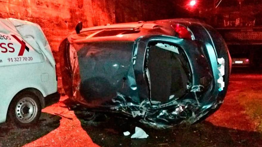 Salen ilesos en Ourense después de caer su coche por un desnivel de 7 metros y trepar para pedir ayuda