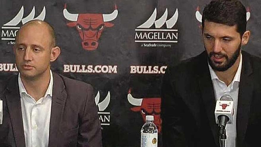 Igor Crespo, junto a Nikola Mirotic, en una rueda de prensa en la etapa del balcánico en los Chicago Bulls de la NBA.