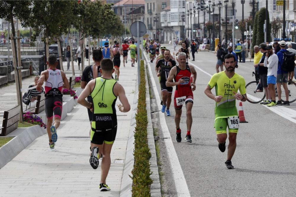 Noya encabeza el Triatlón Atlántico en Baiona. // J. Lores