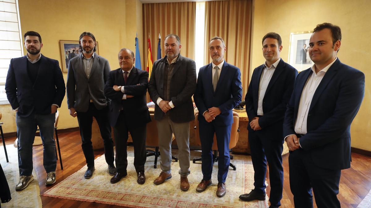 De izquierda a derecha: Andrés Pérez (Capital Energy), Javier Granero (Taxus), José Antonio Álvarez (Isastur), Carlos Paniceres, presidente de la Cámara de Oviedo; Carlos García (Fundación Asturiana de la Energía), Ignacio Rodríguez (Windar) y Santiago Lanza, director de Origen Solutions.