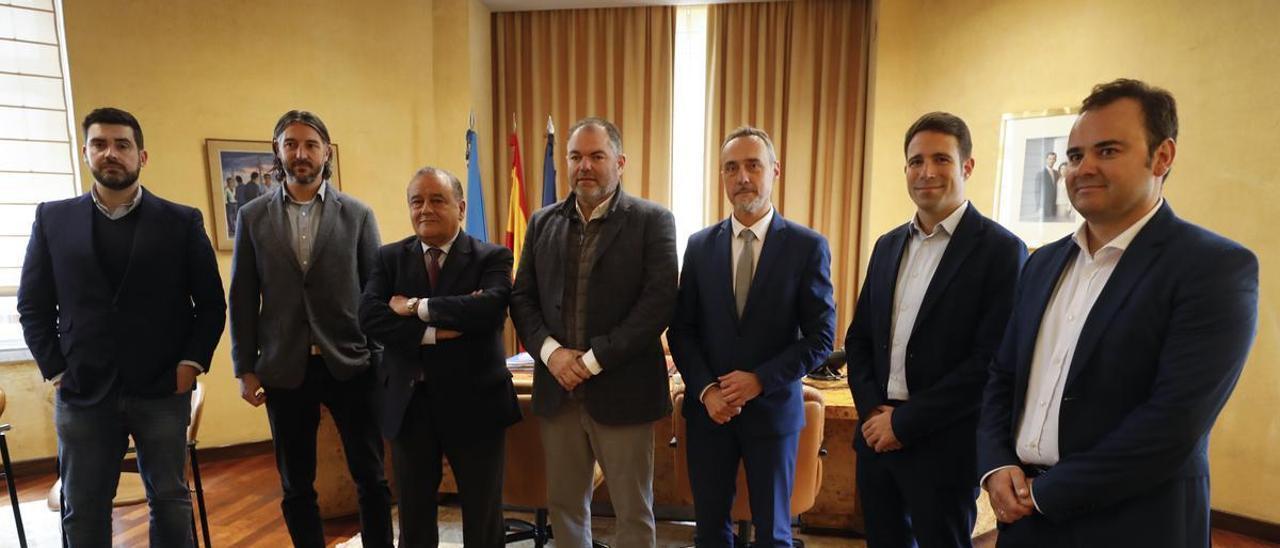 De izquierda a derecha: Andrés Pérez (Capital Energy), Javier Granero (Taxus), José Antonio Álvarez (Isastur), Carlos Paniceres, presidente de la Cámara de Oviedo; Carlos García (Fundación Asturiana de la Energía), Ignacio Rodríguez (Windar) y Santiago Lanza, director de Origen Solutions.