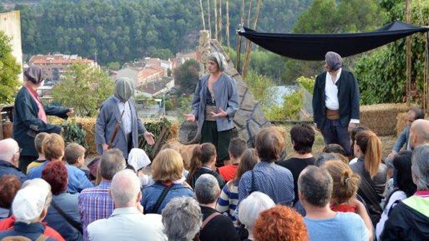 Dues de les escenes que es van poder veure ahir a la Festa dels Resistents