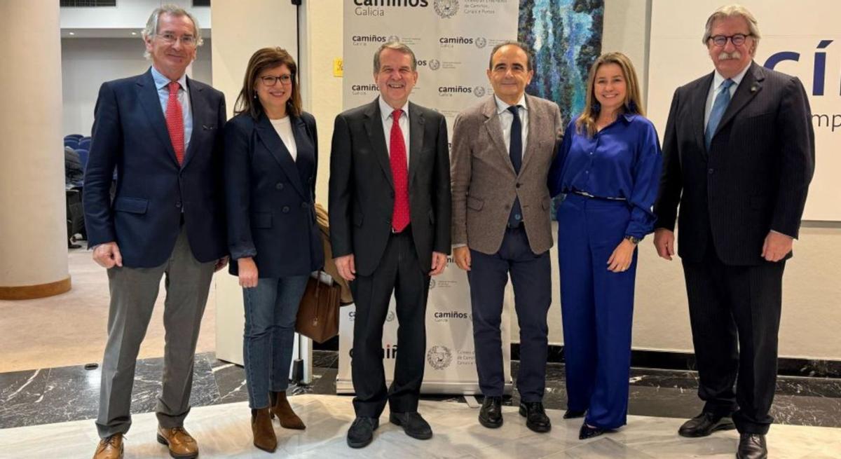 Enrique Urcola, María José Caride, Abel Caballero, Miguel Ángel Carrilo, Lorena Solana y Arcadio Gil ayer en el Círculo de Empresarios