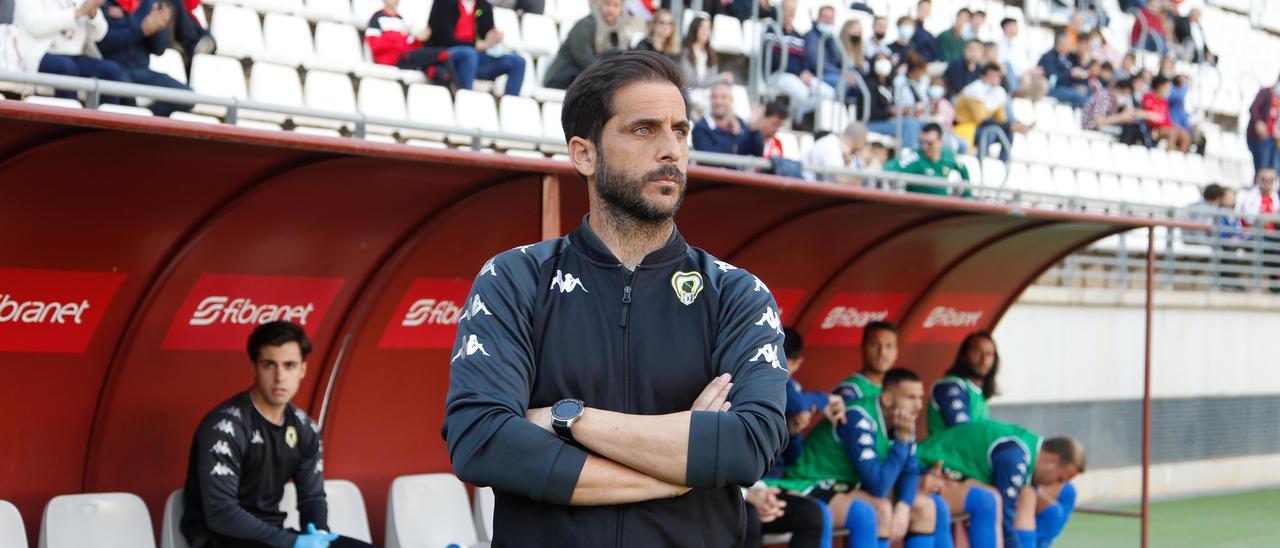 Sergio Mora, delante de su banquillo, en la Nueva Condomina, antes del comienzo del Real Murcia - Hércules.