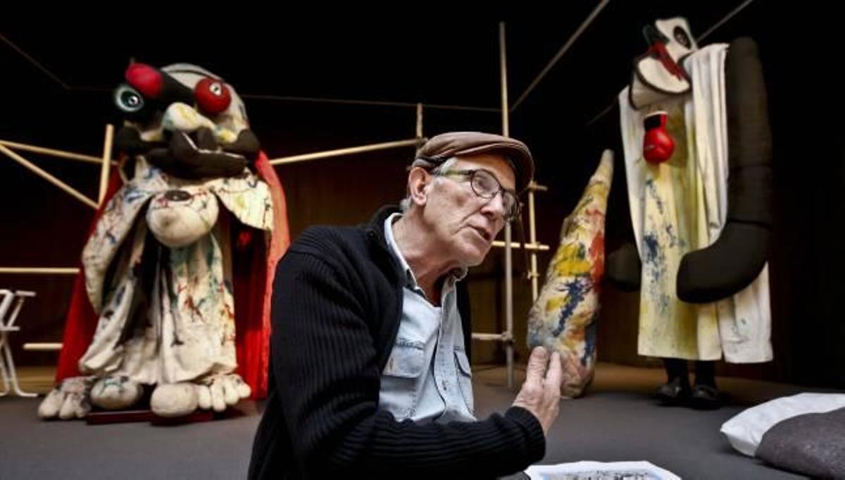 Joan Baixas, ayer en el MACA, con las figuras de dos de los personajes, Mori el Merma y El Ministro.