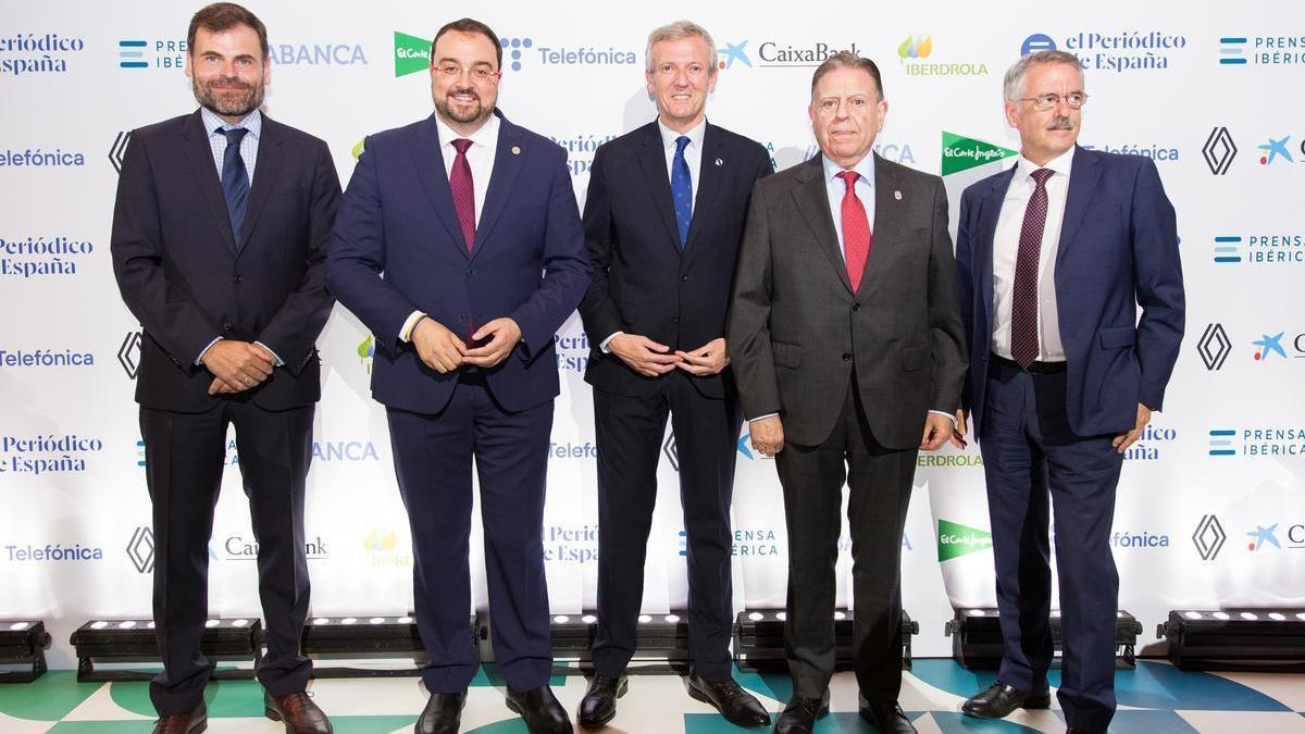 Alfredo Canteli, hijo del alcalde de Oviedo; Adrián Barbón, presidente del Principado de Asturias; Alfonso Rueda, presidente de la Xunta de Galicia; Alfredo Canteli, alcalde de Oviedo, e Isiodoro Nicieza, director general de Contenidos de Prensa Ibérica.