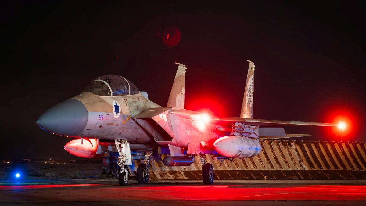 El F-15 Eagle de la Fuerza Aérea Israelí aparece en una base aérea, que se dice que está siguiendo una misión de interceptación de un ataque con drones y misiles iraníes contra Israel, en esta imagen publicada el 14 de abril de 2024. Fuerzas de Defensa de Israel.